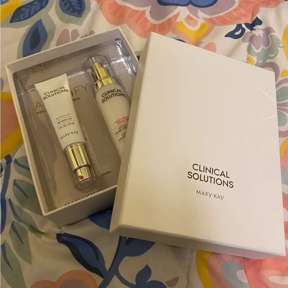 Retinol 0.5 Set contains
two-step system to amplify your age-fighting: